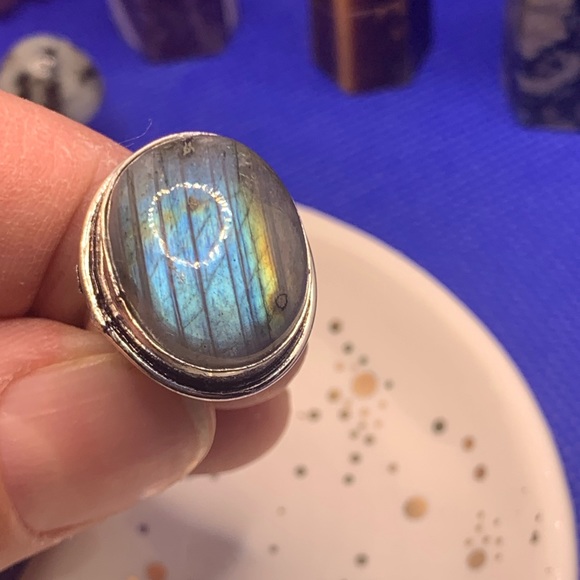 Flashy Striped Labradorite Oval Ring. .925 Sterling Plated. Size 6.5 - Picture 6 of 12
